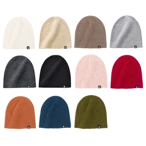 Colección de gorros de lana tejida en once colores con patrón de rayas verticales