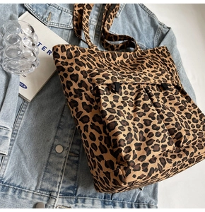 Detail der Canvas-Einkaufstasche mit Leopardenmuster, zwei Vordertaschen und breiten Griffen