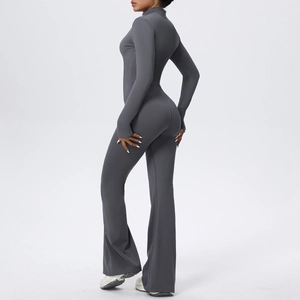 Gros plan sur la combinaison de yoga gris foncé à manches longues et pantalon évasé