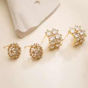 Boucles d'oreilles luxueuses en cuivre plaqué or avec zircons géométriques au design moderne