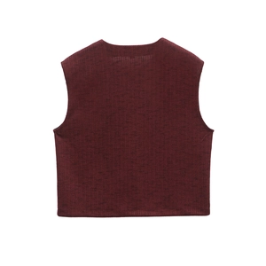 Dettaglio piatto di un gilet in maglia rosso vino con scollo rotondo e trama a coste