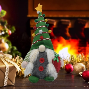 Gros plan d'un nain de Noël vert et rouge festif avec décoration de sac de cadeaux