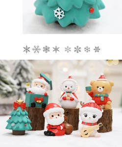 Dettaglio di 6 statuette natalizie in resina con Babbo Natale, pupazzo di neve e renna