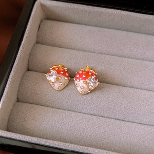 Détails des boucles d'oreilles fraises en émail rouge avec zircons coeur et cristaux