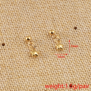 Détail de boucles d'oreilles boules dorées 4mm avec pendentifs étoiles 5mm