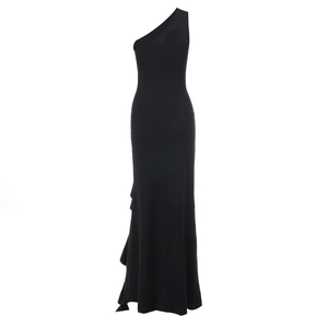 Détail de l'élégante robe maxi noire en maille à une épaule avec des volants drapés