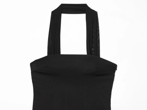 Nahaufnahme des schwarzen Neckholder-Ausschnitts mit transparenten Mesh-Einsätzen und Details