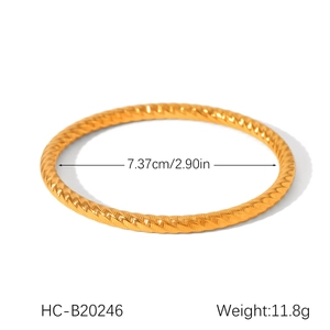 Detail view of gold stainless steel twisted rope bracelet with 7.37cm diameter and 11.8g weight