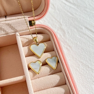 Elegantes Herzschmuck-Set aus Gold mit Perlmutt in einer rosa Samt-Geschenkbox