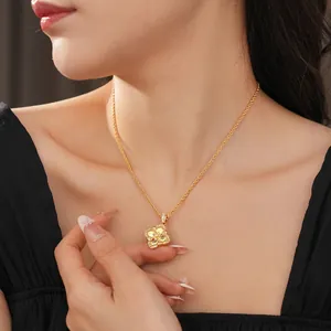 Collier élégant doré avec pendentif trèfle en zircons porté sur le décolleté