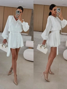 Detailaufnahme weißes V-Ausschnitt Minikleid mit Taillenband und Puffärmeln