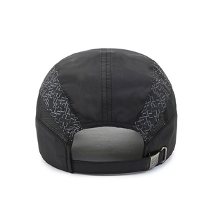 Cappellino sportivo traspirante a 5 pannelli nero con texture mesh e fibbia regolabile