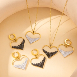 Goldschmuck-Set mit herzförmigen Anhängern, schwarze und weiße Kristalle, Halskette und Ohrringe