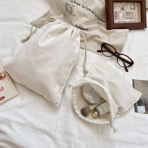 Vue détaillée de sacs de rangement en coton à cordon pour cosmétiques et voyage