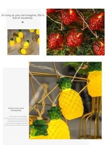 Luci a LED a forma di fragola e ananas che decorano la mensola geometrica dorata interna