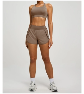 Détail de l'ensemble de sport marron café avec short fendu et soutien-gorge de fitness