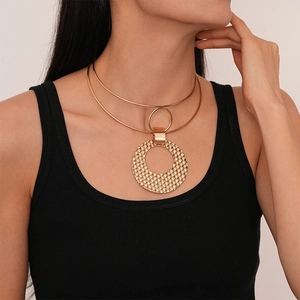 Overdreven dubbellaagse gouden metalen choker met geweven ronde geometrische hanger