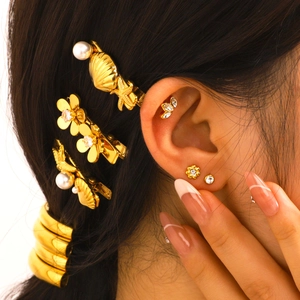 Ensemble élégant de boucles d'oreilles fleur et pinces à cheveux dorées avec perles