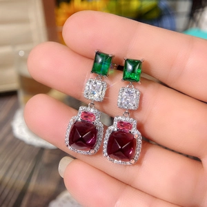 Orecchini pendenti di lusso con cristalli verde smeraldo e viola su montatura argento