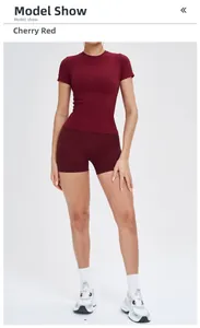 Détail d'un ensemble de sport rouge cerise sans couture avec short taille haute et haut