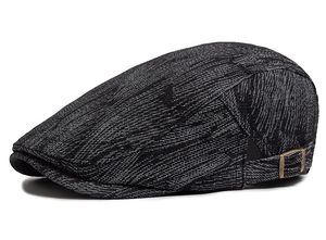 Détail de la casquette en denim gris foncé avec boucle de réglage en cuivre vintage