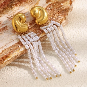 Boucles d'oreilles coquillage plaquées or 18 carats avec pampilles de perles élégantes