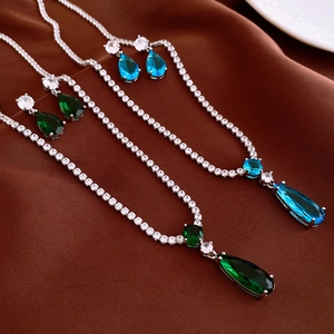 Vintage-Schmuckset mit silbernen Tropfenohrringen und Halskette aus Zirkon in Blau und Grün