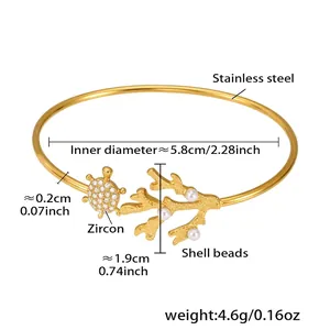 Détail d'un bracelet ouvert tortue et corail plaqué or 18k avec zircon et perles