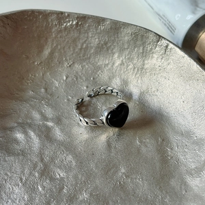 Close-up of S925 silver ring with black heart agate stone and chain band design