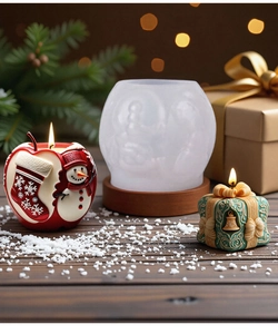 Detailansicht der 3D-Apfel-Silikonform mit roter Weihnachtskerze auf einem Holztisch