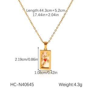 Dettaglio della collana con ciondolo tarocchi oro 18k con luna e stelle e misure