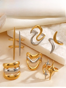 Lot de six bagues en acier inoxydable bicolore or et argent aux motifs minimalistes d'étoiles