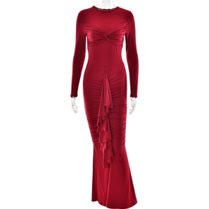 Détail de robe moulante rouge à manches longues avec nœud poitrine et ourlet drapé