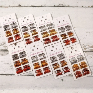 Mini claw clip set with 48 pieces in tortoiseshell colors on cute cat-shaped cards