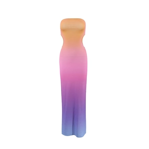 Detailansicht des figurbetonten Bandeau-Kleids mit orange, rosa und blauem Farbverlauf