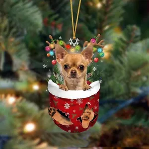 Chihuahua-Welpe in rotem Weihnachtssocken-Anhänger mit festlichem Geweih-Dekor