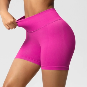 Détail du short de compression sans couture rose à taille haute avec gaine côtelée