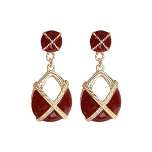 Boucles d'oreilles vintage en émail rouge et motif doré sur fond blanc pur
