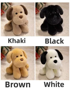 Dettaglio di quattro cuccioli di peluche Golden Retriever in morbida pelliccia sintetica