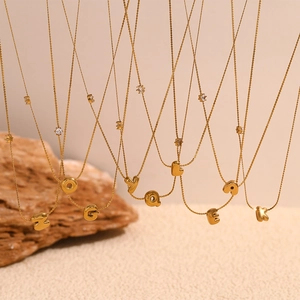 Collier en acier inoxydable plaqué or 18 carats avec pendentif lettre et zircone