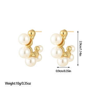 Detail view of C-shaped pearl earrings with size 2.9cm and weight 10g dimensions