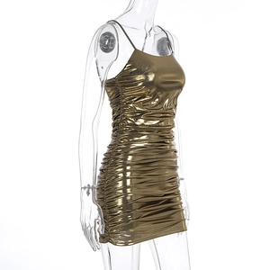 Détail d'une robe moulante dorée champagne avec fines bretelles et finitions froncées
