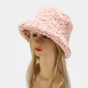 Chapeau bob rose en peluche pour femme avec un design chaud et minimaliste d'hiver
