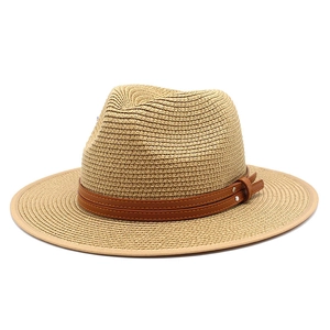 Chapeau Panama classique en paille avec bande en cuir marron sur fond blanc