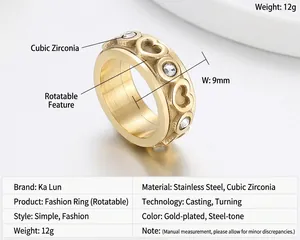 Gros plan sur bague tournante dorée en acier inoxydable de 9mm avec coeurs et strass