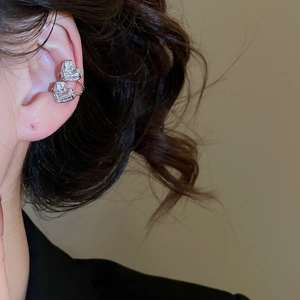 Détail du bijou d'oreille double cœur avec zircons brillants pour oreilles non percées