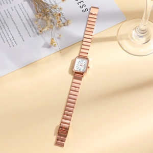 Details der quadratischen Uhr in Roségold mit Gliederarmband auf Magazin-Hintergrund