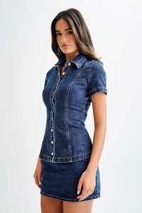 Détails de la mini-robe en denim bleu foncé avec boutons métalliques et surpiqûres