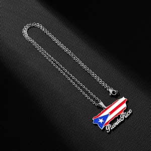 Détail du pendentif carte du drapeau de Porto Rico en émail sur chaîne en acier argenté
