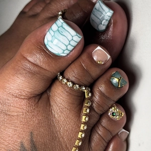 Press On Toe Nails Artificial False Tips Rhinestone Snake Pattern Emerald French Pedicure With Metallic Ankle Foot Chain